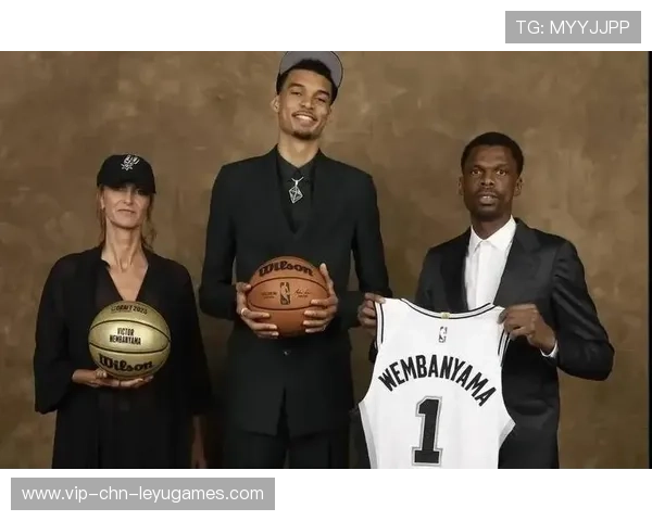 NBA新秀入队奇事：队友剃头入队背后的故事与意义