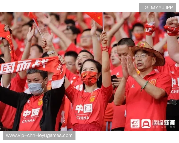 国足球迷助威活动现场火爆，足球球迷助威
